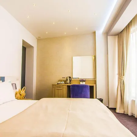 Parliament Square 3*