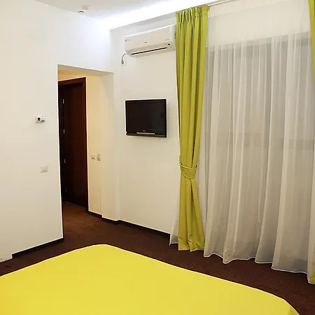 Parliament Square 3*