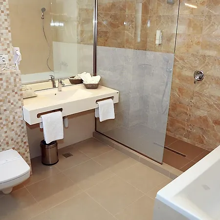 Parliament Square 3*