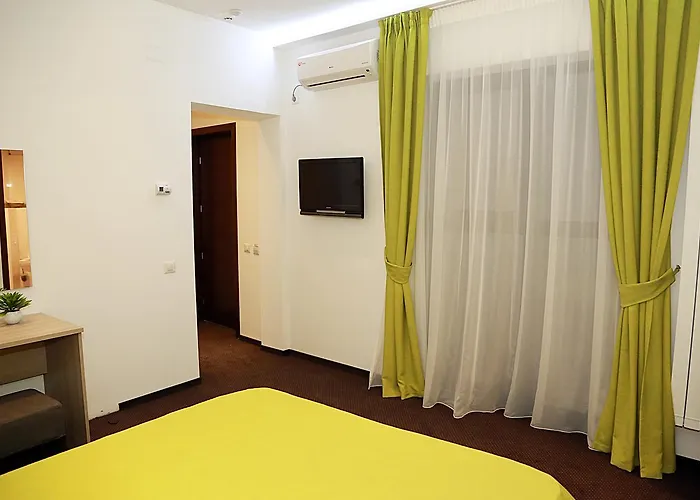 Parliament Square 3*